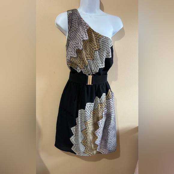 BCBG MAXAZRIA BLACK SPIDER WEB SUNBURST ONE SHOULDER BELTED SILK DRESS IN XS - Picture 3 of 9